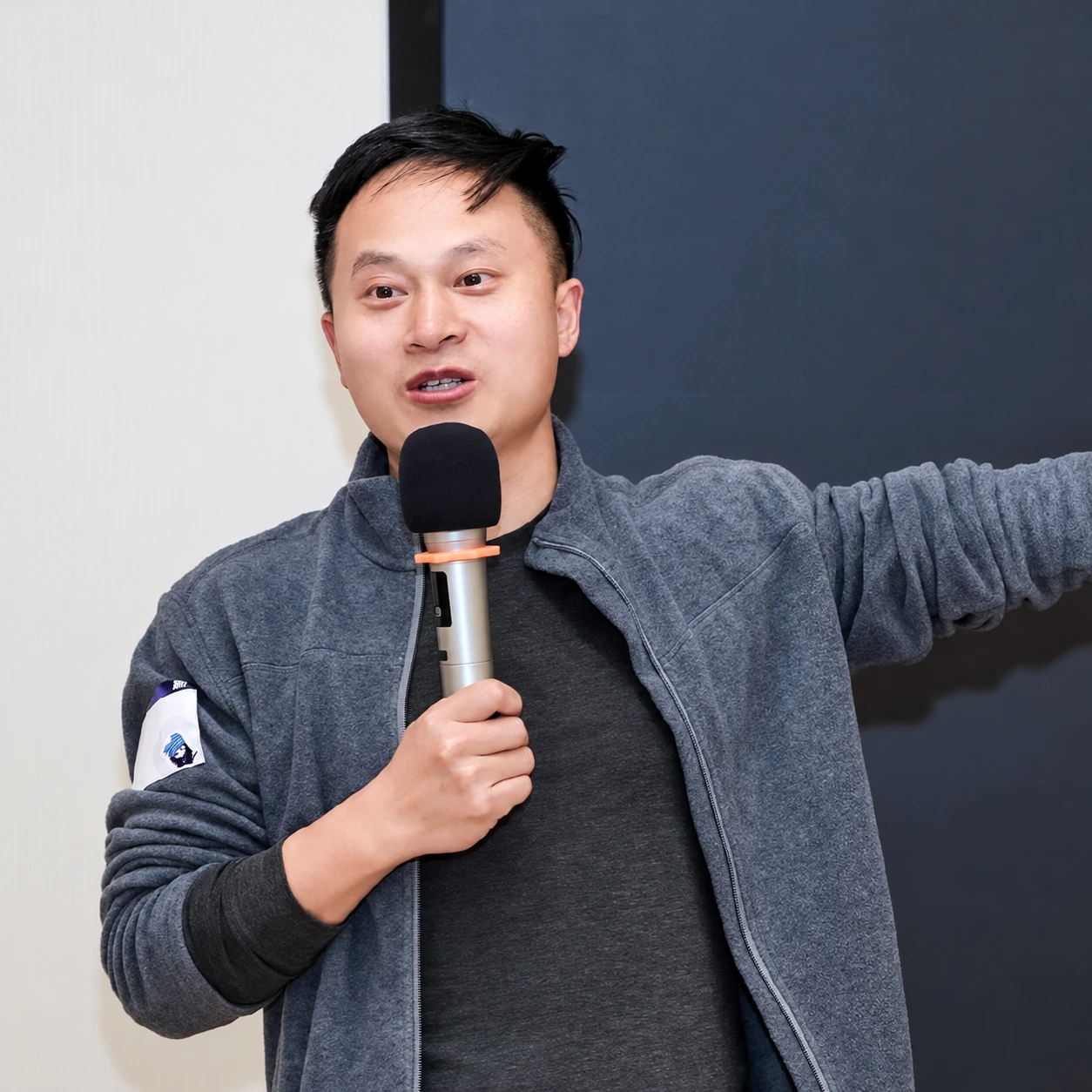贺去病手持话筒讲解的本人照片